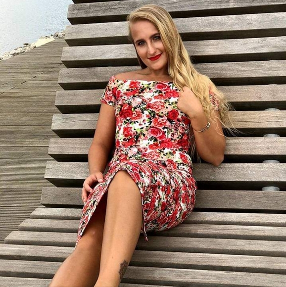 Gianni Bini Cropped Red Floral Off Shoulder Top - Picture 5 of 9